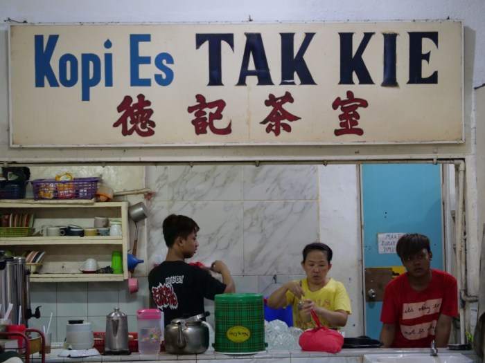 10 Tempat Makan Legendaris yang Tak Pernah Sepi