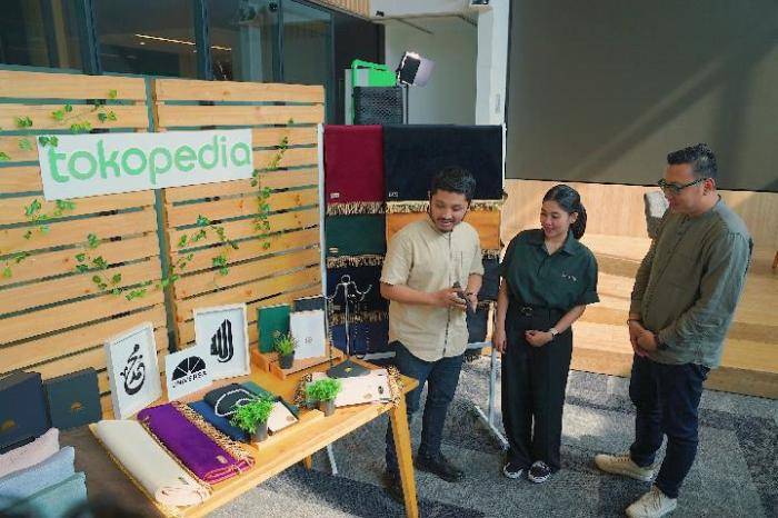 Bikin Batik Kontemporer, Farras Raup Omzet Rp 50 Juta Per Bulan Bikin Batik Kontemporer, Farras Raup Omzet Rp 50 Juta Per Bulan