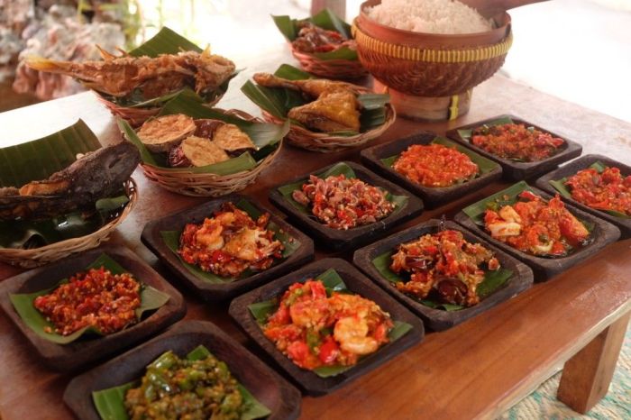 Sate Babi Bawah Pohon, Kuliner Legendaris di Legian Bali - Pia Legong Kuliner Hari Ini: Sambal Bakar Hits di Medsos